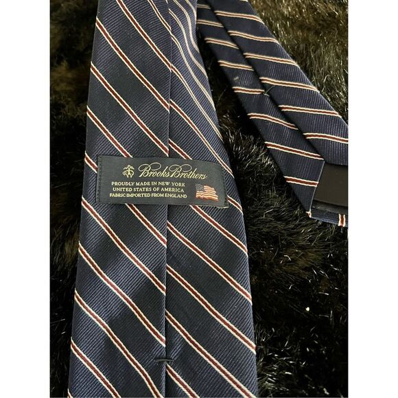 Brooks Brothers 100% Pure Silk Navy Blue Red Stripe tie  Necktie new - Picture 2 of 3